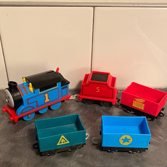 (10 items) Thomas & Friends Train Toy Bundle battery operated - Picture 7 of 8